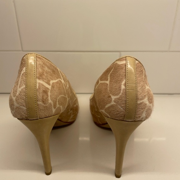 Women’s Nine West stiletto open toe cowhide shoe. Size 7 1/2. Beige & Brown - Picture 4 of 7